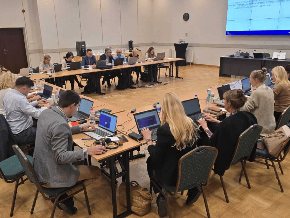 Uczestnicy szkolenia AI dla firm na sali szkoleniowej BUZZcenter